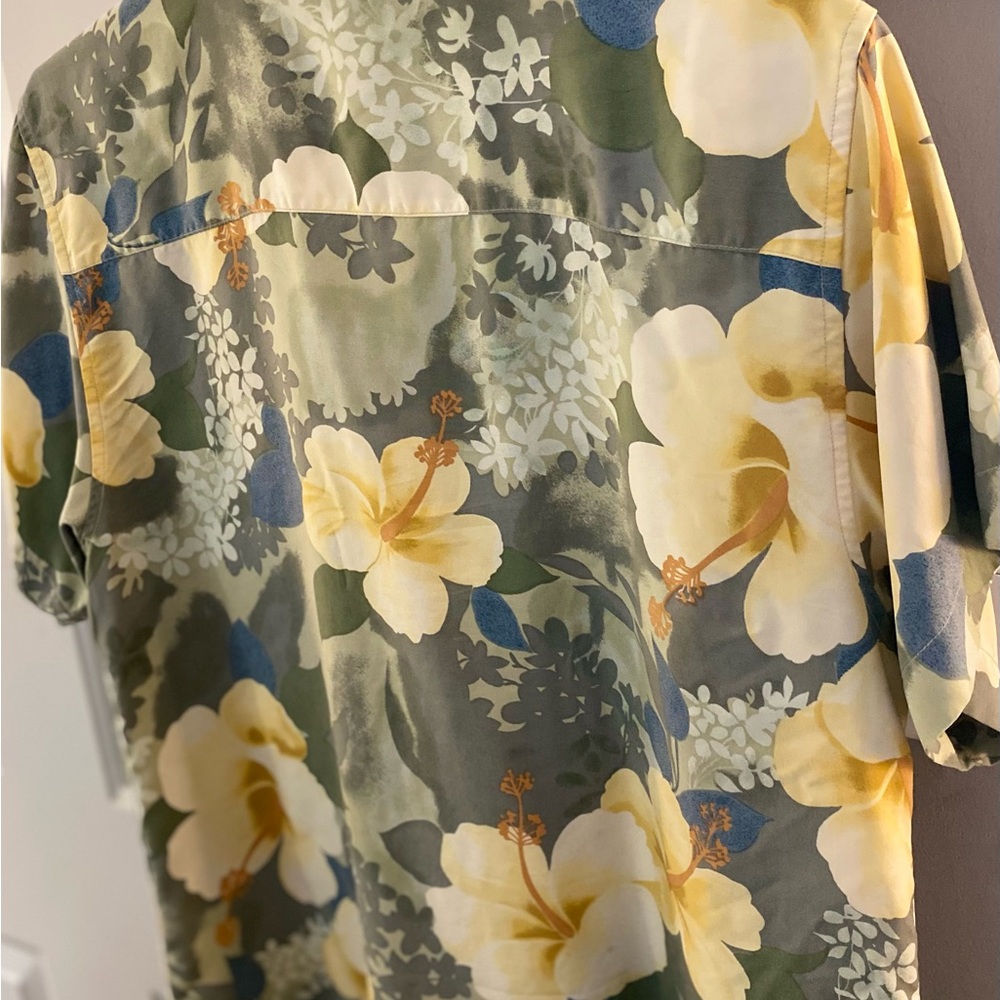 Women’s Tommy Bahama M/L Silk shirt. VG cond. See pics 4 measurements.